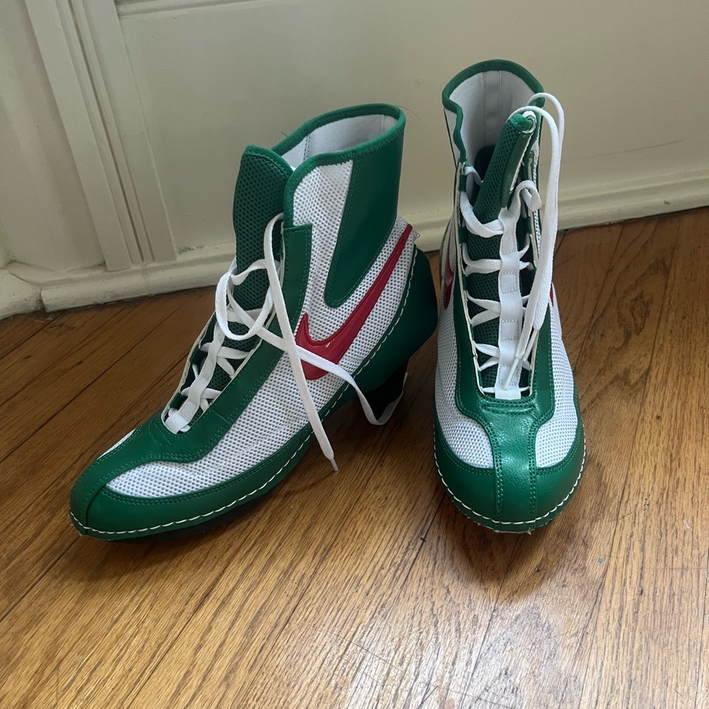 Never worn Comme Des Garçons x Nike heeled sneakers, very in trend. Size 8.5